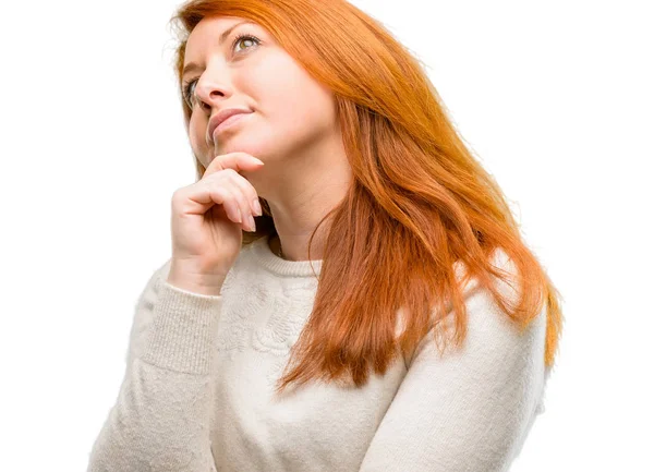 Όμορφη Νεαρή Κοκκινομάλλα Γυναίκα Σκέφτεται Και Κοιτώντας Ψηλά Εκφράζοντας Αμφιβολίες — Φωτογραφία Αρχείου