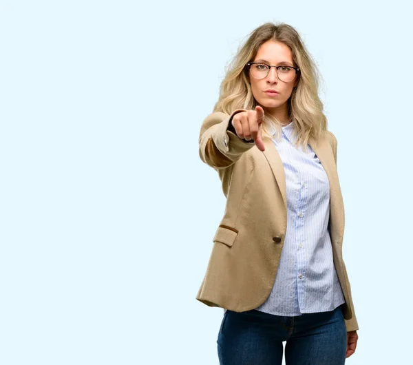 Junge Schöne Frau Zeigt Mit Dem Finger Nach Vorne — Stockfoto