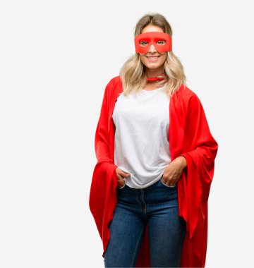 Genç cape kendinden emin ve mutlu bir büyük doğal gülümseme gülmek ile giyen kahraman kadın süper