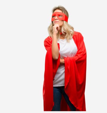 Genç süper kahraman cape düşünme ve şüphe ifade arıyorum giyen kadın ve merak ediyorum