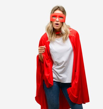 Panik ve korku ifade şokta, pelerin giyen genç süper kahraman kadın korkuttu