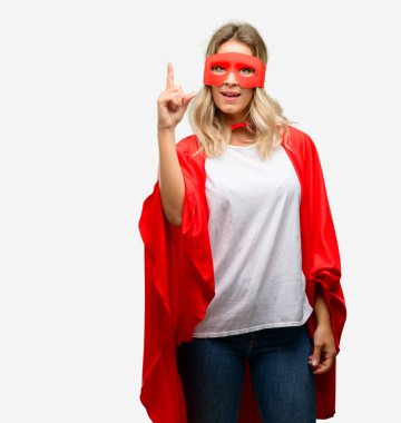 Genç cape mutlu ve yukarı dönük ifade wow jest tezahürat giyen kahraman kadın süper