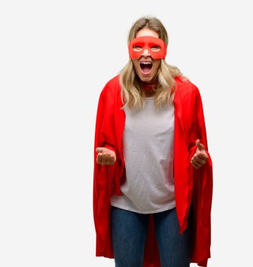 Genç bıkkın ve hayal kırıklığına uğramış bağırarak cape stresli, panik, korku içinde giyen kahraman kadın süper. Hoş bir jest. İş sataşmak beni çıldırtıyor