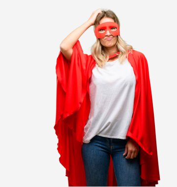 Genç süper kahraman kadın cape şüphe ifade giyiyor, şaşırtmak ve kavramı, belirsiz gelecek merak ediyorum