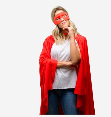 Genç süper kahraman cape düşünme ve şüphe ifade arıyorum giyen kadın ve merak ediyorum