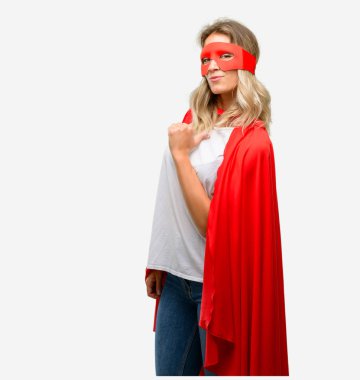 Genç cape gurur, heyecanlı ve küstah, zafer yüzü ile işaret giyen kahraman kadın süper