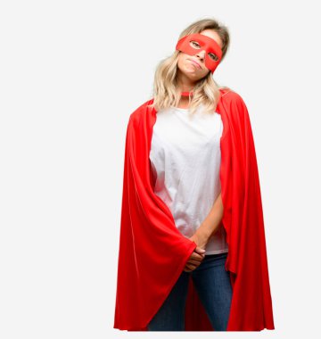 Genç uykulu ifade, çok çalıştırılıyordu ve yorgun Pelerin'le giyen kahraman kadın süper