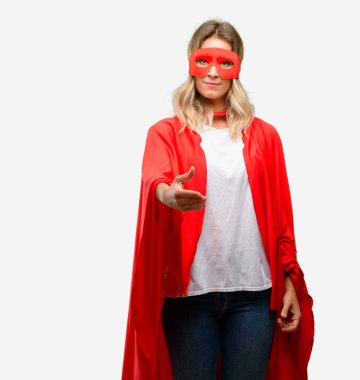 Pelerin giyen genç süper kahraman kadın el sıkışma poz karşılama, güven ve başarı kavramı ifade, tebrik ellerini tutar