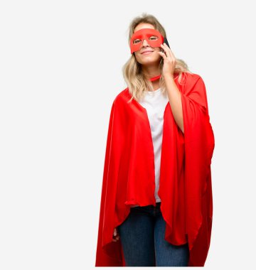 Genç bir smartphone cep telefonu kullanarak cape mutlu konuşmaya giyen kahraman kadın süper