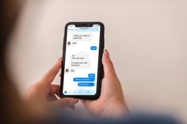 Anlık mesajlaşma uygulaması smartphone kullanan kadın