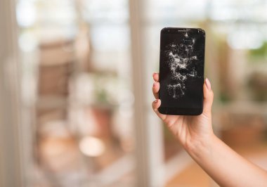 Kırık smartphone tutan kadın