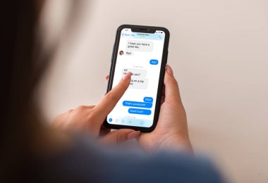 Anlık mesajlaşma uygulaması smartphone kullanan kadın