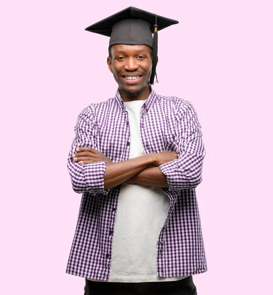Mladí Africké Postgraduální Student Černý Muž Překřížením Rukou Spokojené Smíchy — Stock fotografie