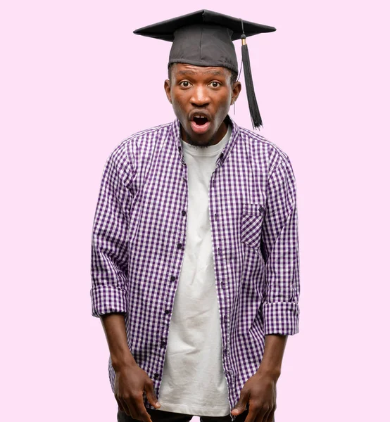 Młody Afryki Student Absolwent Czarny Człowiek Przestraszony Szoku Wyrażając Panika — Zdjęcie stockowe