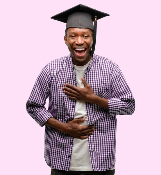 Genç Afrika Yüksek Lisans Öğrencisi Siyah Adam Kendinden Emin Mutlu — Stok fotoğraf