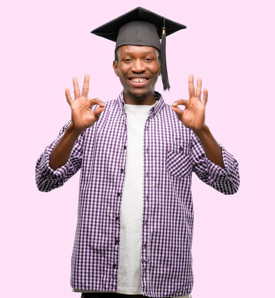 Jonge Afrikaanse Afgestudeerde Student Zwarte Man Doen Teken Gebaar Met — Stockfoto