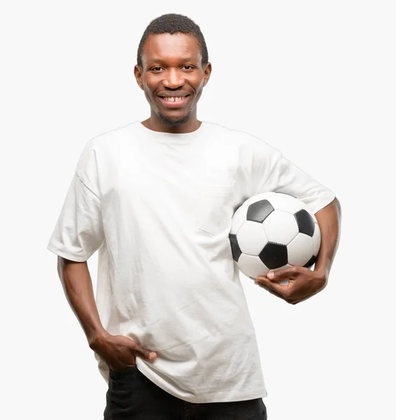 自信を持って 自然と笑顔が大きな笑いと幸せにサッカー ボールを保持しているアフリカの黒人男性 — ストック写真