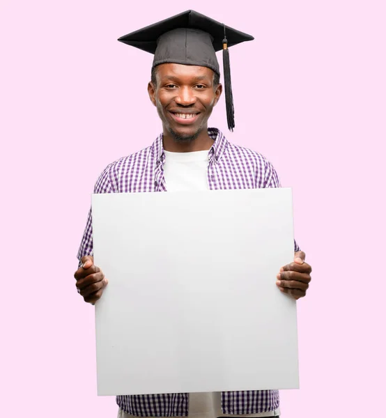 Jonge Afrikaanse Afgestudeerde Student Zwarte Man Met Lege Reclamebanner Goede — Stockfoto