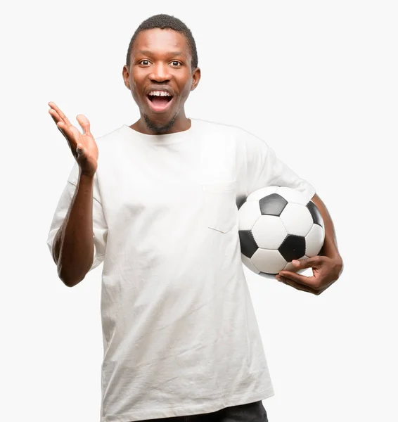 Africano Negro Sosteniendo Pelota Fútbol Feliz Sorprendido Animando Expresando Wow — Foto de Stock