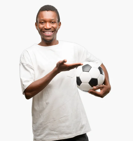 Africano Negro Sosteniendo Pelota Fútbol Sosteniendo Algo Mano Vacía —  Fotos de Stock