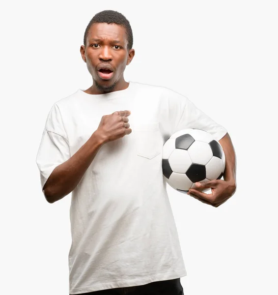Uomo Nero Africano Che Tiene Pallone Calcio Felice Sorpreso Applaudendo — Foto Stock