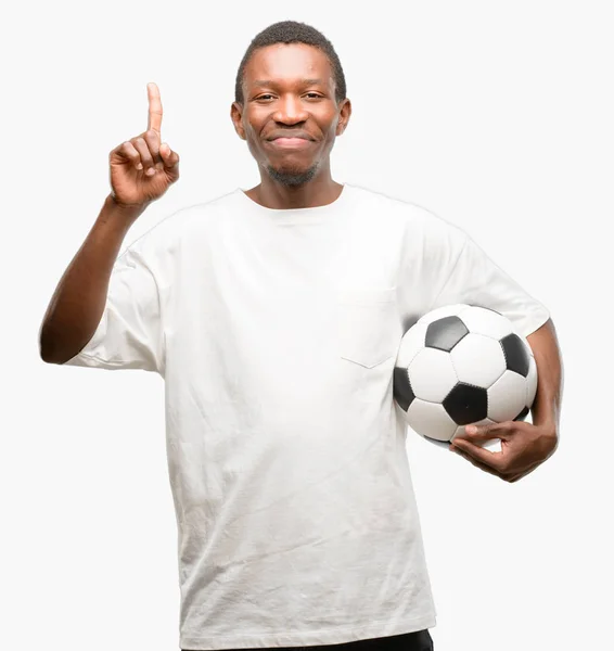 Africano Negro Sosteniendo Pelota Fútbol Levantando Dedo Número Uno — Foto de Stock