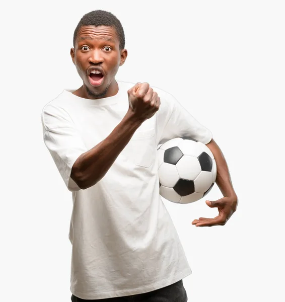 Africano Negro Sosteniendo Pelota Fútbol Irritado Enojado Expresando Emoción Negativa —  Fotos de Stock