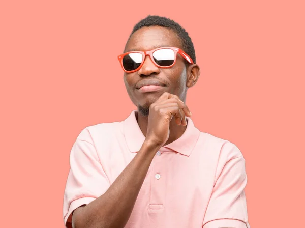 Hombre Negro Africano Con Gafas Sol Pensando Mirando Hacia Arriba — Foto de Stock