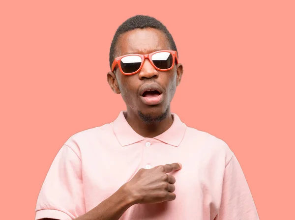 Africano Negro Hombre Usando Gafas Sol Feliz Sorprendido Animando Expresar — Foto de Stock