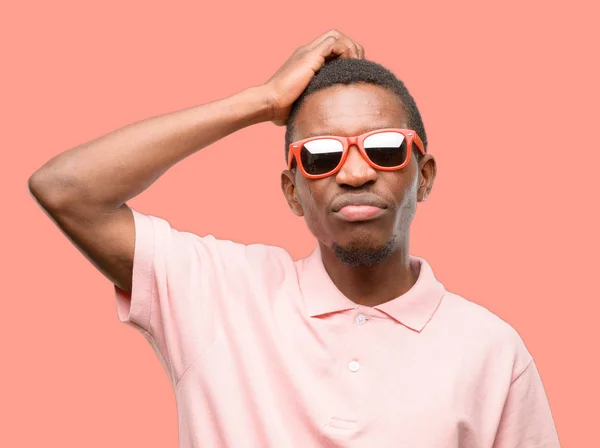 Hombre Negro Africano Con Gafas Sol Duda Expresión Confundir Maravilla — Foto de Stock
