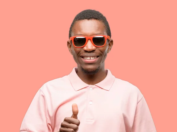 Africano Hombre Negro Con Gafas Sol Sonriendo Ampliamente Mostrando Pulgares — Foto de Stock