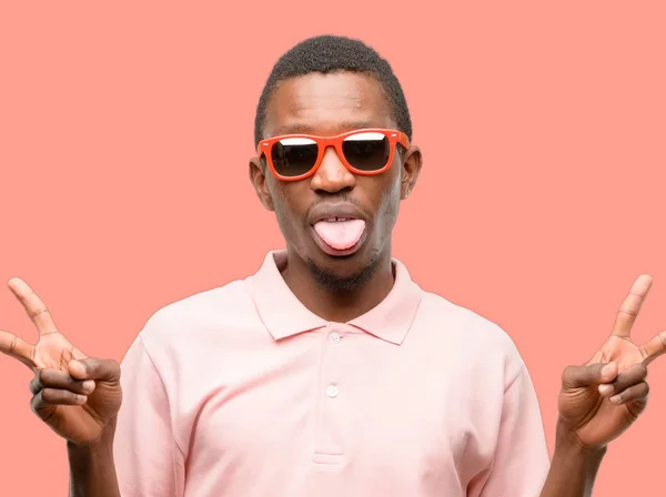 Africano Negro Hombre Usando Gafas Sol Mirando Cámara Mostrando Tanga — Foto de Stock