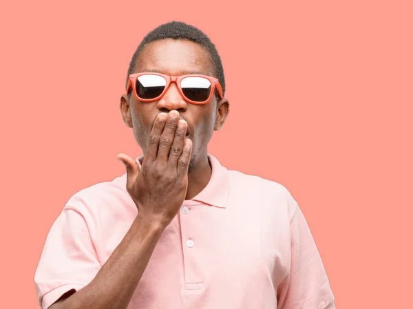 Homem Negro Africano Usando Óculos Sol Cobre Boca Choque Parece — Fotografia de Stock