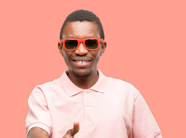 Afrikanska Svart Man Bär Solglasögon Håller Händerna Välkomnande Handslag Pose — Stockfoto