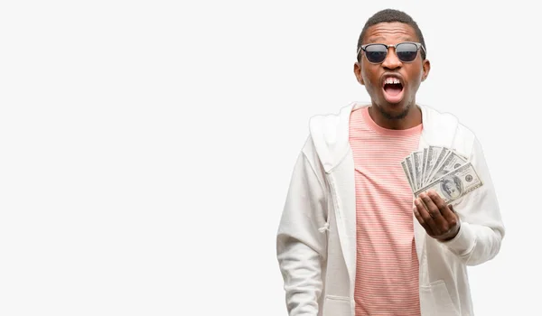 Uomo Africano Possesso Banconote Dollari Stressante Terrorizzato Dal Panico Urlando — Foto Stock