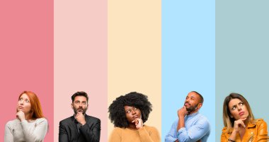 Grup insanlar, kadın ve düşünme ve şüphe ifade arayan adam serin ve merak ediyorum