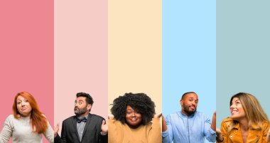 Grup kişi, kadın ve erkek şüphe ifade serin, şaşırtmak ve kavramı, belirsiz gelecek merak ediyorum