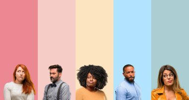 Grup kişi, kadın ve erkek şüphe ifade serin, şaşırtmak ve kavramı, belirsiz gelecek merak ediyorum