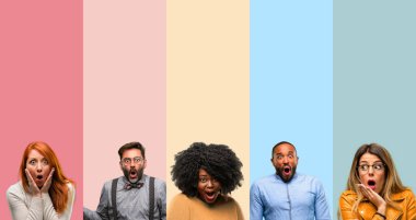 Serin grup insanlar, kadın ve adam mutlu ve ifade wow jest tezahürat