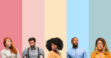 Grup kişi, kadın ve erkek şüphe ifade serin, şaşırtmak ve kavramı, belirsiz gelecek merak ediyorum