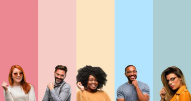 İnsanlar, kadın ve adam kendinden emin ve mutlu bir büyük doğal gülümseme gülmek ile serin grup