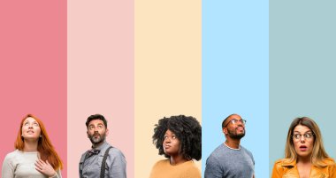 İnsanlar, kadın ve adam kendinden emin ve mutlu bir büyük doğal ile serin grup gülümsemek ararken gülüyor