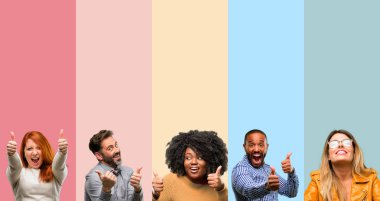 İnsanlar, kadın ve adam serin grup stand mutlu ve iyi jest ifade büyük bir gülümseme ile onaylama yukarı başparmak ile pozitif