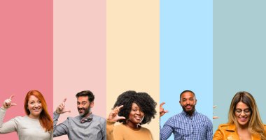 Serin grup insanlar, kadın ve çok küçük bir şey, holding adam boyut kavramı