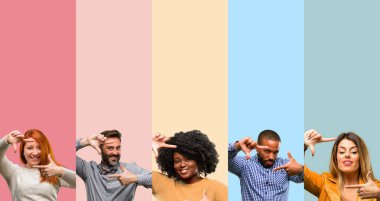 Serin grup insanlar, kadın ve adam kendinden emin ve mutlu eller fotoğraf makinesi için gösterilen, beste ve jest çerçeveleme