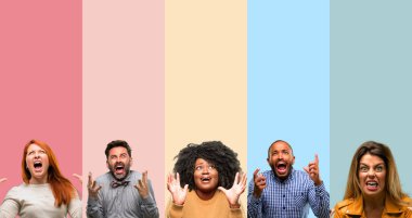 Serin grup insanlar, kadın ve adam çok korkmuş ve sinir anksiyete ve panik jest, bunalmış ifade