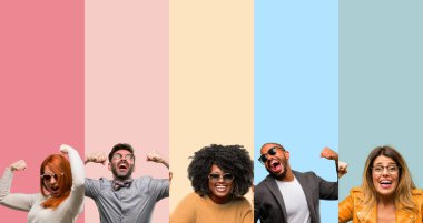 Büyük başarı, güç, enerji ve olumlu duygular ifade insanlar kadın ve adam mutlu ve heyecanlı kutluyor zafer serin grubudur. Yeni iş neşeli kutluyor