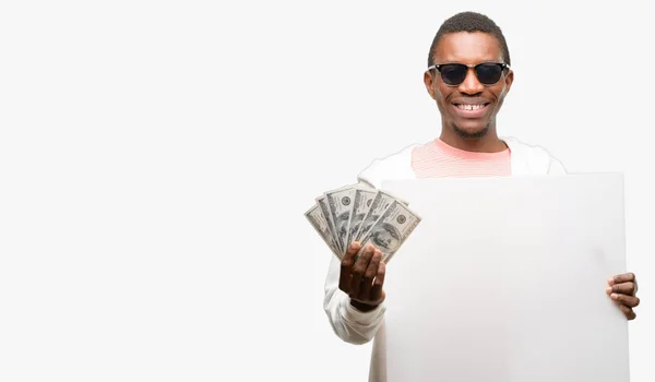 Africký Muž Držící Bankovky Dolaru Držet Prázdné Reklamní Banner Dobrý — Stock fotografie