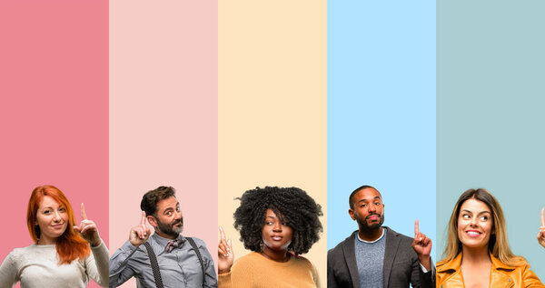 Крутая группа людей, женщина и мужчина поднимают палец, номер один
