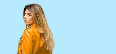 Güzel genç kadın arka, arka görüş